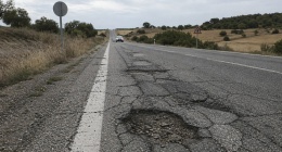 El asfalto deteriorado eleva el riesgo en carreteras españolas